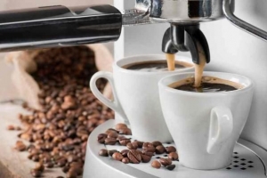 Como você limpa uma cafeteira com vinagre