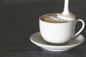 Como fazer espuma de leite sem uma máquina de café expresso