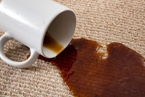 Como remover manchas de café do tapete